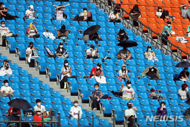 [서울=뉴시스]고승민 기자 = 지난 5월19일 서울 잠실야구장에서 열린 2021 KBO 리그 NC 다이노스 대 LG 트윈스 경기를 찾은 관람객이 우산과 수건, 모자 등을 이용해 햇빛을 가리고 있다. 2021.05.19. kkssmm99@newsis.com