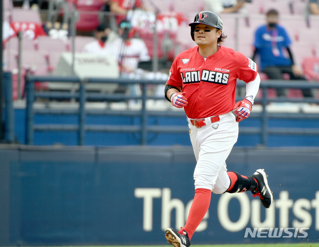 [광주=뉴시스]류형근 기자 = 19일 오후 광주 북구 광주-기아챔피언스필드에서 열린 2021프로야구 KIA 타이거즈 대 SSG 랜더스의 경기, 8회초 2사 만루에서 SSG 3번타자 추신수가 만루홈런을 친 뒤 운동장을 돌고 있다. 2021.05.19. hgryu77@newsis.com