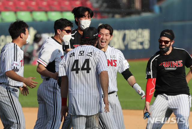 [서울=뉴시스]고승민 기자 = 19일 서울 잠실야구장에서 열린 2021 KBO 리그 NC 다이노스 대 LG 트윈스 경기, 연장 10회말 LG 공격 2사 만루 상황 1번타자 홍창기가 끝내기 안타를 친 후 동료들과 기뻐하고 있다. 2021.05.19. kkssmm99@newsis.com