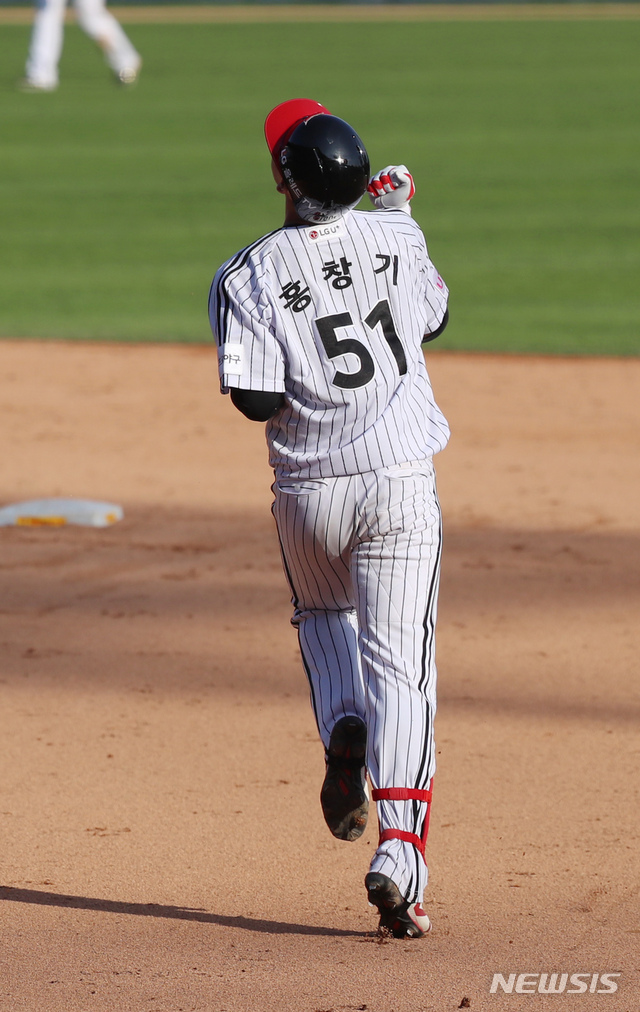 [서울=뉴시스]고승민 기자 = 19일 서울 잠실야구장에서 열린 2021 KBO 리그 NC 다이노스 대 LG 트윈스 경기, 연장 10회말 LG 공격 2사 만루 상황 1번타자 홍창기가 끝내기 안타를 친 후 기뻐하고 있다. 2021.05.19. kkssmm99@newsis.com
