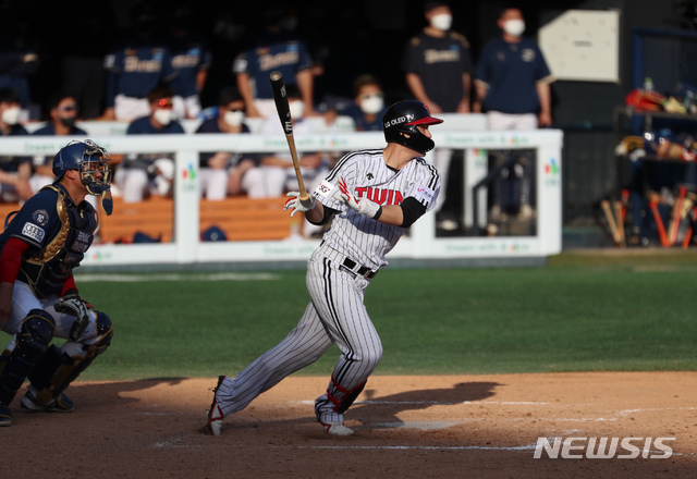 [서울=뉴시스]고승민 기자 = 19일 서울 잠실야구장에서 열린 2021 KBO 리그 NC 다이노스 대 LG 트윈스 경기, 연장 10회말 LG 공격 2사 만루 상황 1번타자 홍창기가 끝내기 안타를 친 후 기뻐하고 있다. 2021.05.19. kkssmm99@newsis.com