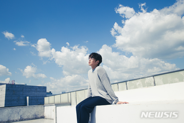 [서울=뉴시스]성시경. (사진=에스케이재원 제공) 2021.05.20. photo@newsis.com