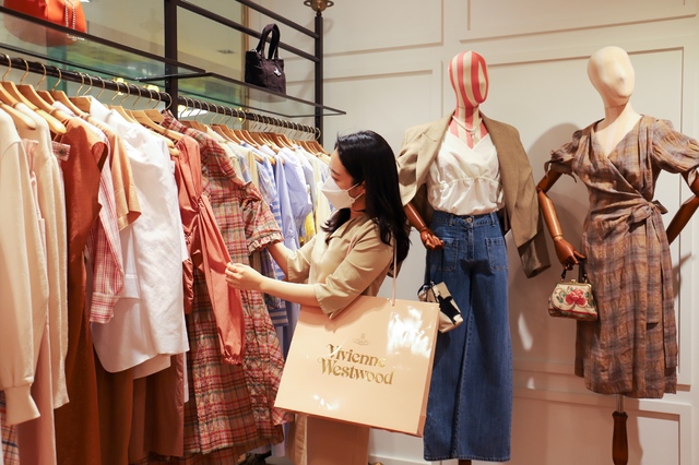 명품 지금 사야 쌉니다…백화점 세일 돌입