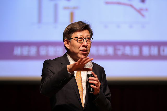 [부산=뉴시스] 20일 부산 서구 동아대 부민캠퍼스에서 초청 특강을 하고 있는 박형준 부산시장. (사진=동아대 제공) *재판매 및 DB 금지