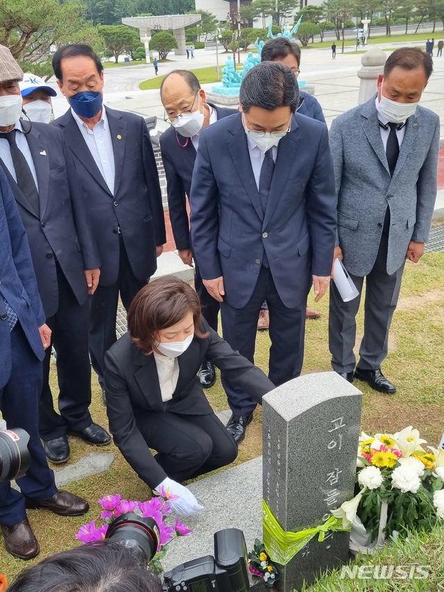 [서울=뉴시스] 나경원 전 자유한국당(국민의힘 전신) 원내대표가 20일 광주 5·18민주묘지를 참배하고 있다. 