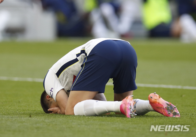 [런던=AP/뉴시스]세르히오 레길론(토트넘)이 19일(현지시간) 영국 런던의 토트넘 홋스퍼 스타디움에서 열린 2020-21 잉글랜드 프로축구 프리미어리그(EPL) 37라운드 애스턴 빌라와의 홈 경기 전반 20분경 자책골을 넣고 괴로워하고 있다. 토트넘은 전반 8분 스테번 베르흐베인의 선제골을 지키지 못하고 1-2로 역전패했다. 2021.05.20. 