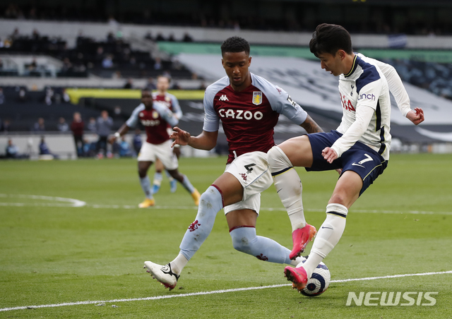  [런던=AP/뉴시스]손흥민(토트넘)이 19일(현지시간) 영국 런던의 토트넘 홋스퍼 스타디움에서 열린 2020-21 잉글랜드 프로축구 프리미어리그(EPL) 37라운드 애스턴 빌라와의 홈 경기에 선발 출전해 공을 다투고 있다. 풀타임을 뛴 손흥민은 침묵했고 토트넘은 1-2로 역전패했다. 2021.05.20. 