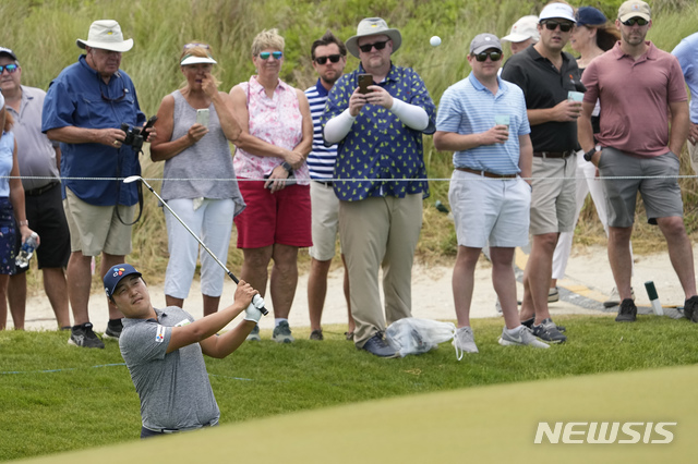 [찰스턴=AP/뉴시스]이경훈이 19일(현지시간) 미 사우스캐롤라이나주 찰스턴 인근 키아와 아일랜드에서 열리는 PGA 챔피언십을 하루 앞두고 연습 라운딩하고 있다. 올해 두 번째 메이저 대회인 PGA 챔피언십은 20일 개막하며 한국은 이경훈, 안병훈, 임성재, 김시우 등이 출전한다. 2021.05.20.