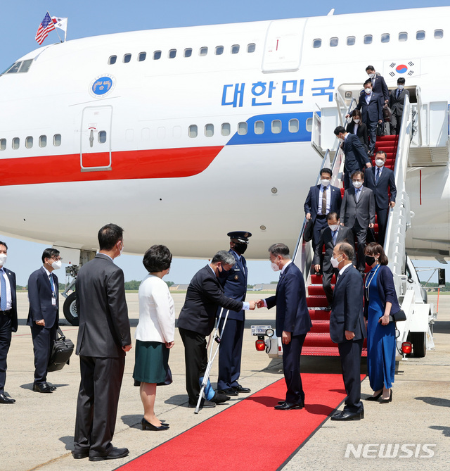 [워싱턴=뉴시스]추상철 기자 = 문재인 대통령이 19일(현지시각) 한미 정상회담 참석차 미국 워싱턴 앤드류스 공군기지에 도착해 전용기에서 내려 영접나온 관계자들과 인사를 나누고 있다. 2021.05.20. scchoo@newsis.com