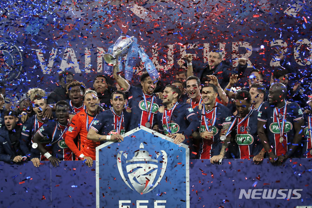 [생드니=AP/뉴시스]파리 생제르맹(PSG) 선수들이 19일(현지시간) 프랑스 생드니의 스타드 드 프랑스에서 열린 2020-21 쿠프 드 프랑스(프랑스 FA컵) 결승전에서 AS모나코를 2-0으로 꺾고 우승, 트로피를 들고 자축하고 있다. 킬리안 음바페는 1골 1도움으로 팀 우승을 이끌었고&nbsp; 포체티노 감독은 부임 이후 6개월 만에 2번째 우승컵을 들어 올렸다. 2021.05.20.