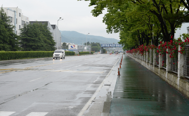 [울산=뉴시스] 배병수 기자 = 현대자동차가 반도체 수급 문제로 부분 휴업에 들어간 20일 오전 울산 북구 현대차 공장 정문이 한산하다. 2021.05.20. bbs@newsis.com 이 사진은 기사 내용과 직접적 관련 없음