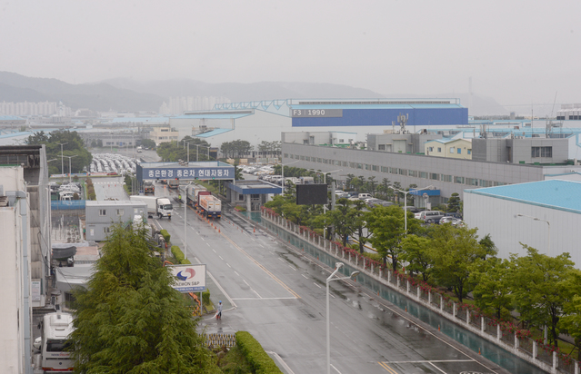 [울산=뉴시스] 배병수 기자 = 현대자동차가 반도체 수급 문제로 부분 휴업에 들어간 20일 오전 울산 북구 현대자동차 명촌 정문이 한산하다. 2021.05.20. bbs@newsis.com