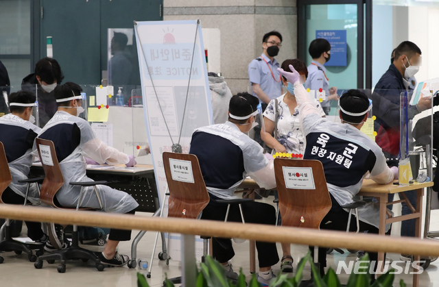 [인천공항=뉴시스]고승민 기자 = 지난달 20일 인천국제공항 1터미널 입국장에서 육군 현장지원팀 군인들이 업무를 보고 있다. 2021.05.20. kkssmm99@newsis.com