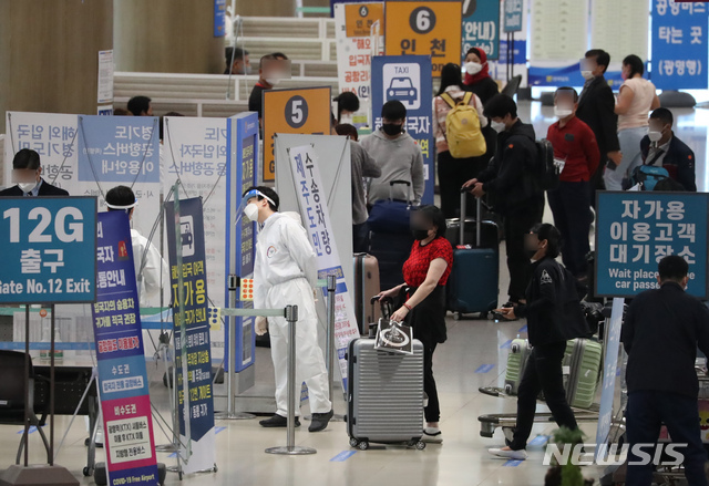 [인천공항=뉴시스]고승민 기자 = 지난달 20일 인천국제공항 1터미널 입국장에서 방역 관계자들이 업무를 보고 있다.  2021.05.20. kkssmm99@newsis.com