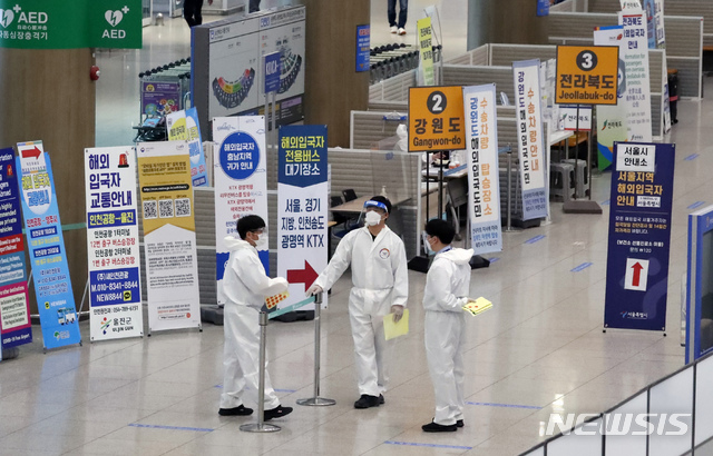 [인천공항=뉴시스]고승민 기자 = 인천공항 검역소 관련 코로나19 확진자 15명이 인도발 변이 바이러스에 감염된 것으로 확인된지 이틀째인 20일 인천국제공항 1터미널 입국장에서 방역 관계자들이 업무를 보고 있다. 15명 중 7명은 인천공항검역소 관할 시설에서 격리 치료받은 해외 입국 확진자다. 다른 8명은 인천공항 외곽에 위치한 음압격리시설에서 코로나19 증상이 있는 입국자를 검사하는 근무자다. 질병관리청 중앙방역대책본부에 따르면 인천공항 입국자로부터 검역 관련 종사자에게 코로나19가 전파된 사례는 이번이 처음이다. 2021.05.20. kkssmm99@newsis.com