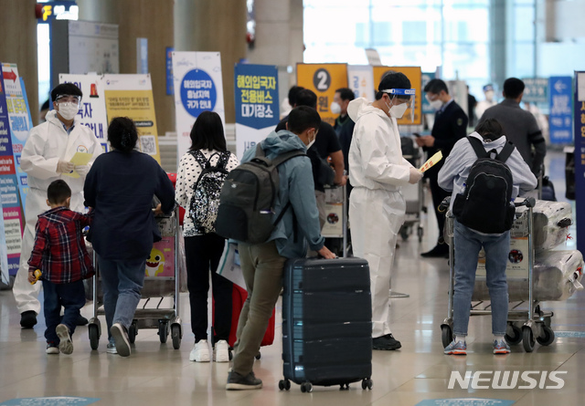 [인천공항=뉴시스]고승민 기자 = 지난달 20일 인천국제공항 1터미널 입국장에서 방역 관계자들이 업무를 보고 있다. 2021.05.20. kkssmm99@newsis.com