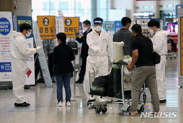 [인천공항=뉴시스]고승민 기자 = 인천공항 검역소 관련 코로나19 확진자 15명이 인도발 변이 바이러스에 감염된 것으로 확인된지 이틀째인 20일 인천국제공항 1터미널 입국장에서 방역 관계자들이 업무를 보고 있다. 15명 중 7명은 인천공항검역소 관할 시설에서 격리 치료받은 해외 입국 확진자다. 다른 8명은 인천공항 외곽에 위치한 음압격리시설에서 코로나19 증상이 있는 입국자를 검사하는 근무자다. 질병관리청 중앙방역대책본부에 따르면 인천공항 입국자로부터 검역 관련 종사자에게 코로나19가 전파된 사례는 이번이 처음이다. 2021.05.20. kkssmm99@newsis.com