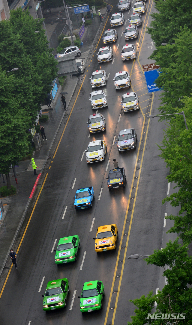 [광주=뉴시스] 김혜인 기자 = 5·18구속부상자회와 전국민주택시노동조합 광주본부 조합원들이 20일 오후 민주기사의날 41주년을 기념하고 있다. 41년 전 5·18민주화운동 당시 전남도청 앞 금남로를 가득 메우고 광주시민들의 저항을 촉발한 차량 행렬 시위 재현이다. 2021.05.21.hyein0342@newsis.com