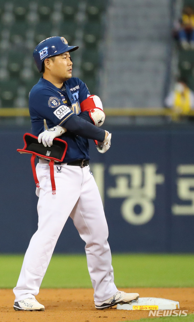 [서울=뉴시스]배훈식 기자 = 20일 오후 서울 송파구 잠실야구장에서 열린 2021 신한은행 SOL KBO리그 LG 트윈스와 NC 다이노스의 경기, 3회초 선두 타자 NC 양의지가 2루타를 터뜨린 뒤 2루 베이스를 밟고 있다. 2021.05.20. dahora83@newsis.com