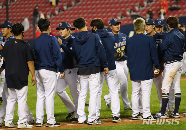 [서울=뉴시스]배훈식 기자 = 20일 오후 서울 송파구 잠실야구장에서 열린 2021 신한은행 SOL KBO리그 LG 트윈스와 NC 다이노스의 경기, 11대 1로 승리한 NC 선수들이 하이파이브를 하고 있다. 2021.05.20. dahora83@newsis.com