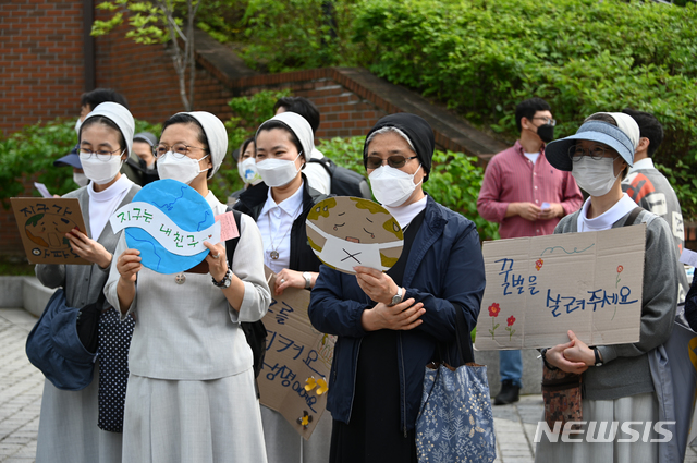 [서울=뉴시스] 2020년 5월16일 '찬미받으소서' 반포 5주년 기념 미사를 앞두고 수녀들이 명동대성당 앞에서 기후 위기의 심각성을 알리는 피켓을 들고 있다. (사진= 한국천주교주교회의 제공) 2021.05.21. photo@newsis.com 