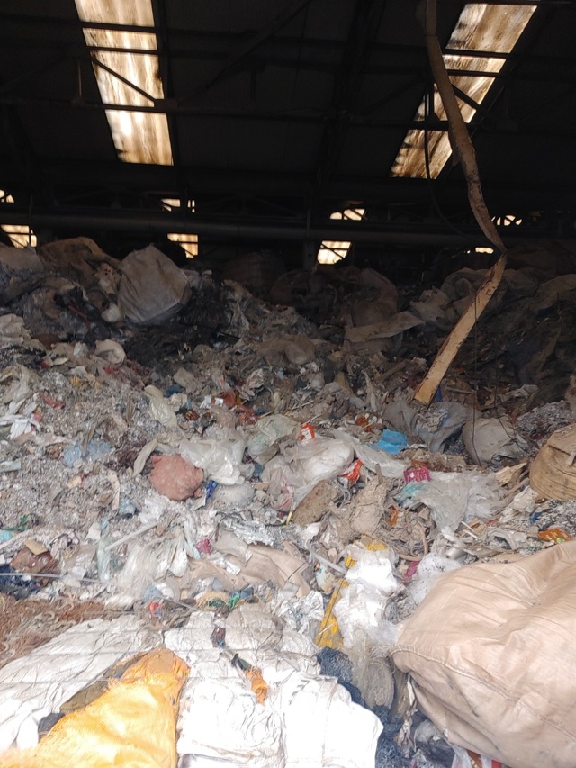 충남 아산의 한 공장에 쌓여 있는 폐기물. 뉴시스 자료사진. *재판매 및 DB 금지