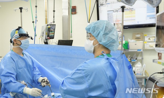 [서울=뉴시스]다한증은 약물, 이온영동치료, 보톡스 등으로 효과가 없으면 교감신경절제술이 시행된다. 교감신경절제술은 땀이 나는 부위에 따라 절제하는 신경이 다르다. 손, 겨드랑이 다한증은 흉부교감신경을 절제하고 발 다한증은 요추교감신경을 절제한다. (사진= 강남세브란스병원) 2021.05.21