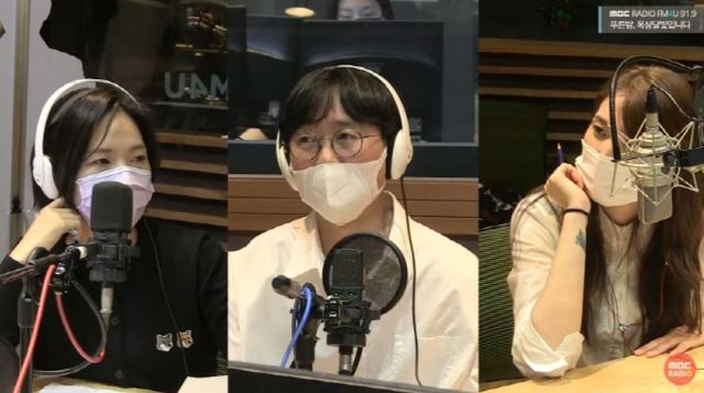 [서울=뉴시스] DJ 옥상달빛, 장항준 감독. (사진 = MBC FM4U '푸른밤, 옥상달빛입니다' 캡처) 2021.05.21. photo@newsis.com *재판매 및 DB 금지