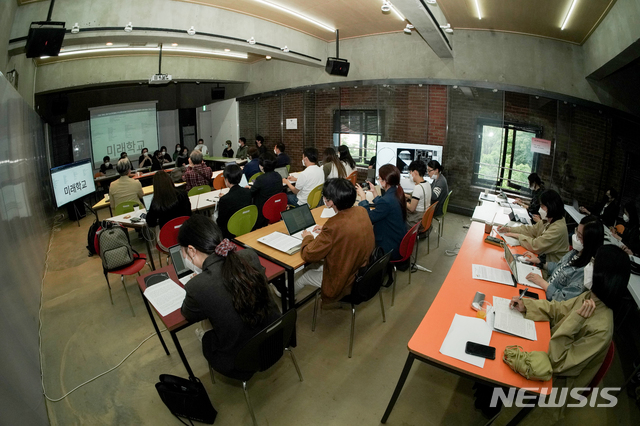 [서울=뉴시스] 한국문화예술위원회는 21일 오후 2시 서울 대학로 아르코 미술관 3층 세미나실에서 국제건축전 한국관 기자간담회를 개최했다. 이날 기자간담회에서는 신혜원 감독과 주요 참여작가가 참석해 국제건축전 한국관 전시 기획과 미래학교에 대해 소개하는 시간이 마련됐다. 