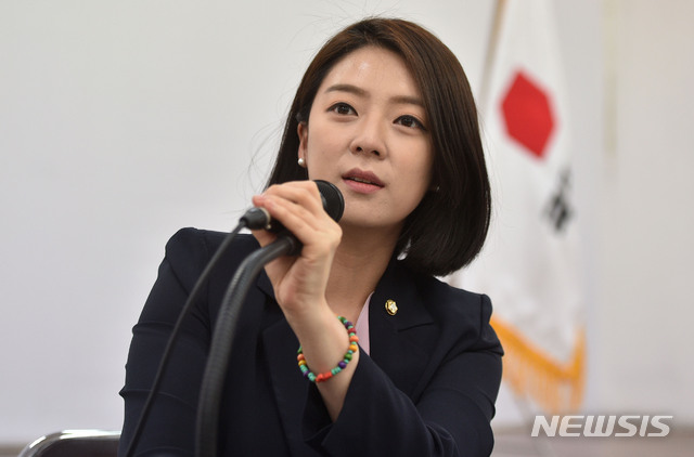 [대구=뉴시스]이무열 기자 = 배현진 국민의힘 의원이 지난5월21일 대구 수성구 국민의힘 대구시당에서 최고위원 후보 기자간담회를 하고 있다. 2021.05.21. lmy@newsis.com