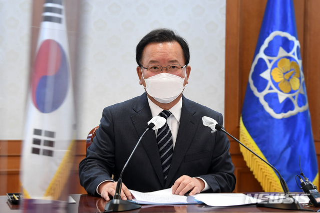 [서울=뉴시스]김명원 기자 = 김부겸 국무총리가 21일 오전 서울 종로구 정부서울청사에서 열린 부동산 투기 의혹 단속 및 수사 점검회의에 참석해 발언하고 있다. (공동취재사진) 2021.05.21. photo@newsis.com