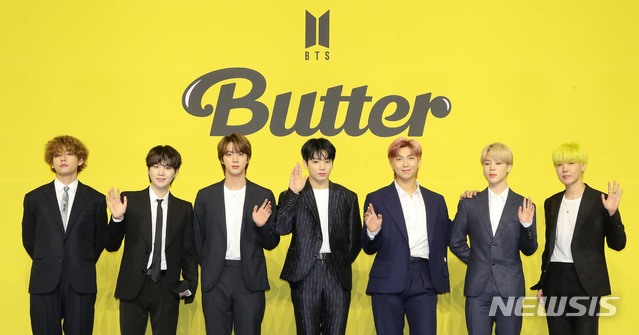[서울=뉴시스]최진석 기자 = 그룹 방탄소년단(BTS)의 뷔(왼쪽부터), 슈가, 진, 정국, RM, 지민, 제이홉이 21일 서울 송파구 올림픽공원 올림픽홀에서 열린 새 디지털 싱글 'Butter'(버터) 발매 기념 글로벌 기자간담회에 참석해 포즈를 취하고 있다. 이번 디지털 싱글 'Butter'(버터)는 2020년 8월 발매와 동시에 전 세계를 강타한 디지털 싱글 'Dynamite'(다이너마이트)에 이은 BTS의 두 번째 영어 곡이다. 2021.05.21. myjs@newsis.com 