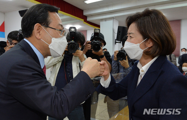 [대구=뉴시스]이무열 기자 = 21일 대구 수성구 국민의힘 대구시당에서 열린 주요당직자 간담회에서 주호영 국민의힘 의원과 나경원 전 의원이 주먹인사를 하고 있다. 2021.05.21. lmy@newsis.com