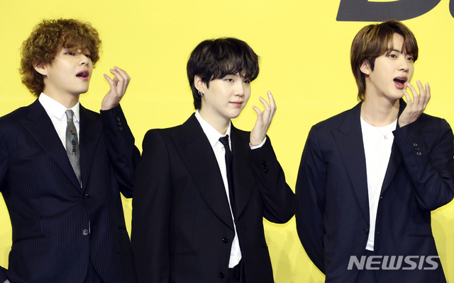 [서울=뉴시스]최진석 기자 = 그룹 방탄소년단(BTS)의 뷔(왼쪽부터), 슈가, 진이 21일 서울 송파구 올림픽공원 올림픽홀에서 열린 새 디지털 싱글 'Butter'(버터) 발매 기념 글로벌 기자간담회에 참석해 포즈를 취하고 있다. 이번 디지털 싱글 'Butter'(버터)는 2020년 8월 발매와 동시에 전 세계를 강타한 디지털 싱글 'Dynamite'(다이너마이트)에 이은 BTS의 두 번째 영어 곡이다. 2021.05.21. myjs@newsis.com