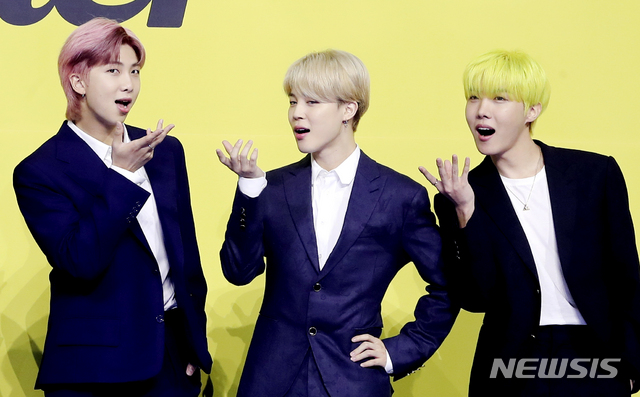 [서울=뉴시스]최진석 기자 = 그룹 방탄소년단(BTS)의 RM(왼쪽부터), 지민, 제이홉이 21일 서울 송파구 올림픽공원 올림픽홀에서 열린 새 디지털 싱글 'Butter'(버터) 발매 기념 글로벌 기자간담회에 참석해 포즈를 취하고 있다. 이번 디지털 싱글 'Butter'(버터)는 2020년 8월 발매와 동시에 전 세계를 강타한 디지털 싱글 'Dynamite'(다이너마이트)에 이은 BTS의 두 번째 영어 곡이다. 2021.05.21. myjs@newsis.com