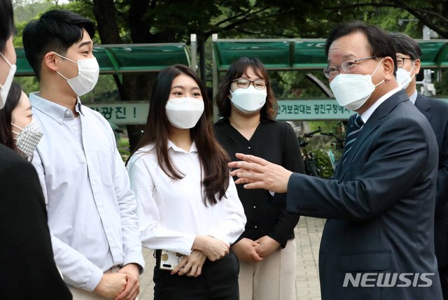 [서울=뉴시스] 김명원 기자 = 김부겸 국무총리가 21일 오후 서울 광진구 세종대학교 대학일자리센터를 방문해 시설 참관을 마친 뒤 학생들을 격려하고 있다. (공동취재사진) 2021.05.21. photo@newsis.com