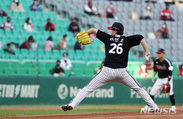 [인천=뉴시스]이영환 기자 = 21일 오후 인천 미추홀구 인천SSG 랜더스필드에서 열린 2021 신한은행 SOL KBO리그 SSG 랜더스와 LG 트윈스의 경기, 1회말 LG 선발 이민호가 공을 던지고 있다. 2021.05.21. 20hwan@newsis.com