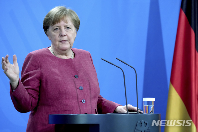 [베를린=AP/뉴시스]앙겔라 메르켈 독일 총리가 21일 베를린에서 기자회견을 하고 있다. 그녀는 이날 오순절인 23일부터 독일 전역에서 코로나19 억제를 위한 많은 규제들이 완화됨에 따라 독일 국민들에게 책임감 있게 행동할 것을 촉구했다. 2021.5.22 
