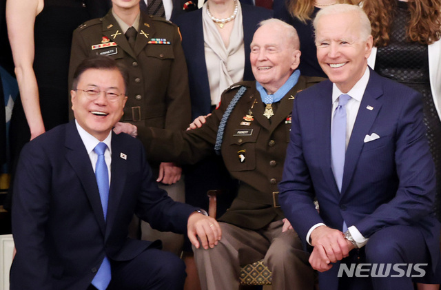 [워싱턴=뉴시스]추상철 기자 = 문재인 대통령과 조 바이든 미국 대통령이 21일 오후(현지시간) 미국 워싱턴 백악관 이스트룸에서 열린 한국전쟁 명예 훈장 수여식에 참석해 랠프 퍼킷 주니어 퇴역 대령에게 훈장을 수여한 후 가족과 함께 기념촬영을 하고 있다. 2021.05.22. scchoo@newsis.com