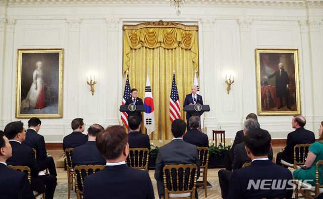 [워싱턴=뉴시스]추상철 기자 =문재인 대통령과 조 바이든 미국 대통령이 21일 오후(현지시간) 한-미 정상회담을 마치고 백악관 이스트룸에서 공동 기자회견을 하고 있다. 2021.05.22. scchoo@newsis.com