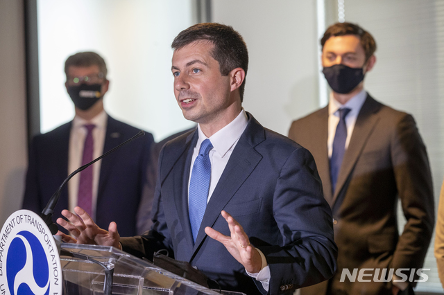 [애틀랜타=AP/뉴시스]피트 부티지지 미국 교통장관이 지난 21일(현지시간) 애틀랜타 벨트라인에서 기자회견을 가지고 있다. 2021.05.31.