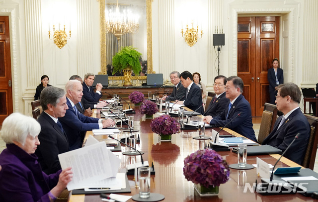 [워싱턴=뉴시스]추상철 기자 = 문재인 대통령과 조 바이든 미국 대통령이 21일 오후(현지시간) 미국 워싱턴 백악관 국빈만찬장에서 한-미 정상간 확대회담을 하고 있다. 2021.05.22. scchoo@newsis.com