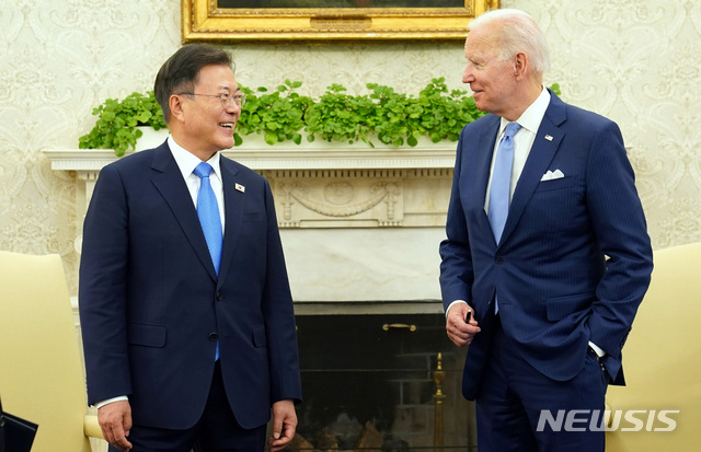 [워싱턴=뉴시스]추상철 기자 = 문재인 대통령과 조 바이든 미국 대통령이 21일 오후(현지시간) 미국 워싱턴 백악관 오벌오피스에서 열린 소인수 회담에서 이야기를 나누고 있다. 2021.05.22. scchoo@newsis.com