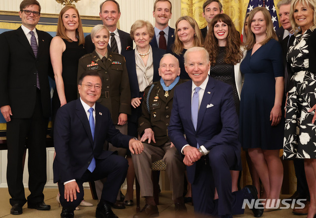 [워싱턴=뉴시스]추상철 기자 = 문재인 대통령과 조 바이든 미국 대통령이 21일 오후(현지시간) 미국 워싱턴 백악관 이스트룸에서 열린 한국전쟁 명예 훈장 수여식에 참석해 랠프 퍼킷 주니어 퇴역 대령에게 훈장을 수여한 후 가족과 함께 기념촬영을 하고 있다. 2021.05.22. scchoo@newsis.com