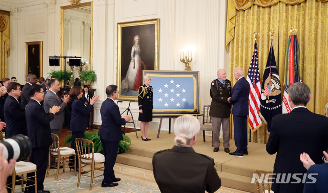 [워싱턴=뉴시스]추상철 기자 = 문재인 대통령이 21일 오후(현지시간) 미국 워싱턴 백악관 이스트룸에서 열린 한국전쟁 명예 훈장 수여식에 참석해 조 바이든 대통령이 랠프 퍼킷 주니어 퇴역 대령에게 훈장을 수여하는 모습을 지켜보고 있다. 2021.05.22. scchoo@newsis.com