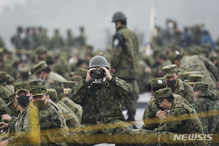 [고텐바=AP/뉴시스]2021년 5월 일본 육상자위대 병사가 도쿄 남서부 고텐바에 있는 육상자위대 훈련장에서 실사격 훈련을 하는 모습. 2024.10.18.