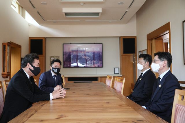 이낙연 더불어민주당 전 대표와 김경수 경남지사가 23일 경남 김해 봉하마을에서 열린 노무현 전 대통령 서거 12주기 추도식 참석 전 만나 담소를 나누고 있다. (사진 = 이 전 대표측 제공) 2021.05.23 *재판매 및 DB 금지