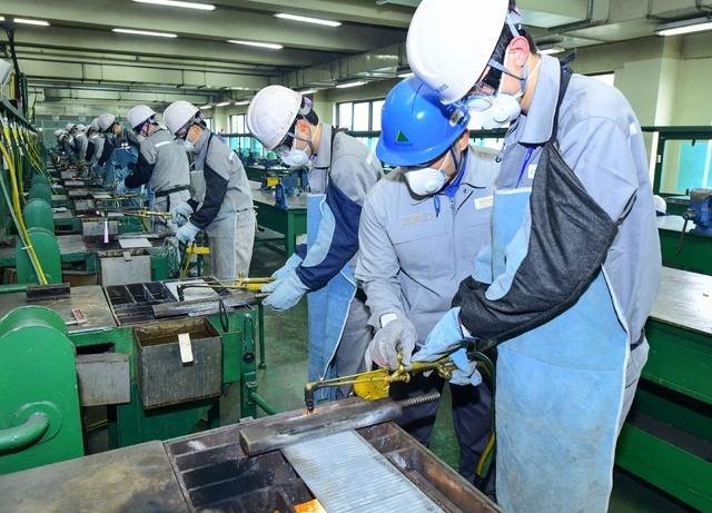 [울산=뉴시스]현대중공업 기술교육원에서 교육받고 있는 기술연수생들. (사진=현대중공업 제공) photo@newsis.com *재판매 및 DB 금지