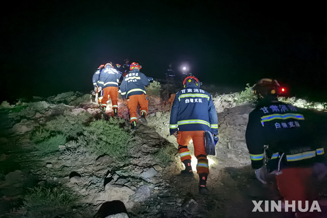 [ 징타이( 중국)=신화/뉴시스]&nbsp; 중국 간수성 산악마라톤대회에서 23일 (현지시간) 16명의 시신이 발견된 뒤 5명의 실종자를 수색중인 구조대원들.&nbsp;&nbsp; 