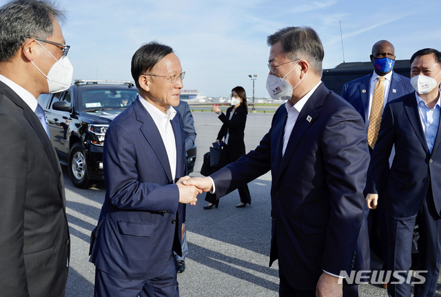 [애틀랜타=뉴시스]추상철 기자 = 문재인 대통령이 지난 5월 22일 오후(현지시간) 미국 애틀랜타 하츠필드 잭슨 애틀랜타 국제공항에서 방미일정을 마친 후 귀국 전용기에 탑승하기 전 환송나온 이수혁 주미대사와 악수를 하고 있다. 2021.10.14. scchoo@newsis.com